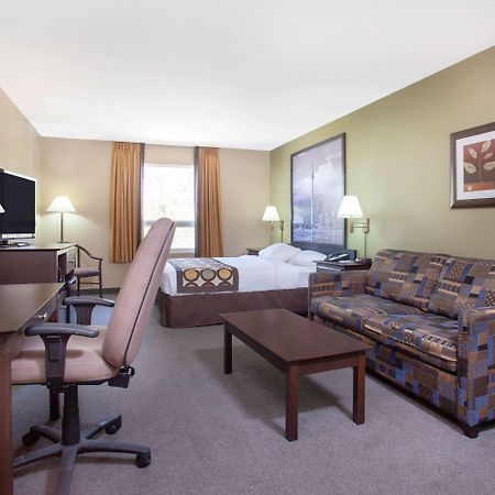 Super 8 By Wyndham Midland Hotell Eksteriør bilde