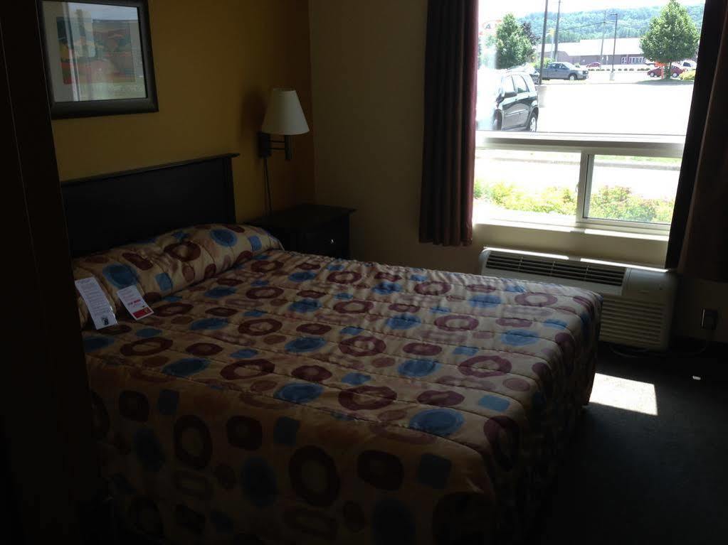 Super 8 By Wyndham Midland Hotell Eksteriør bilde
