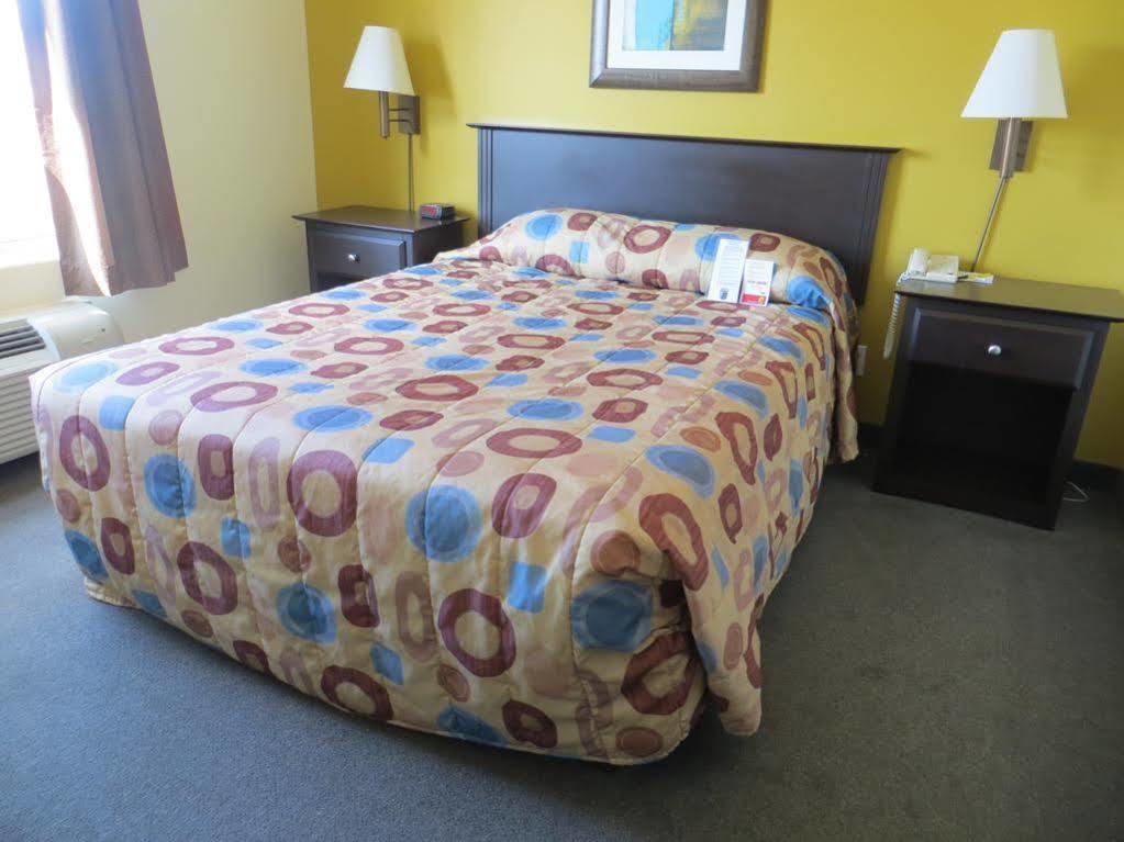 Super 8 By Wyndham Midland Hotell Eksteriør bilde